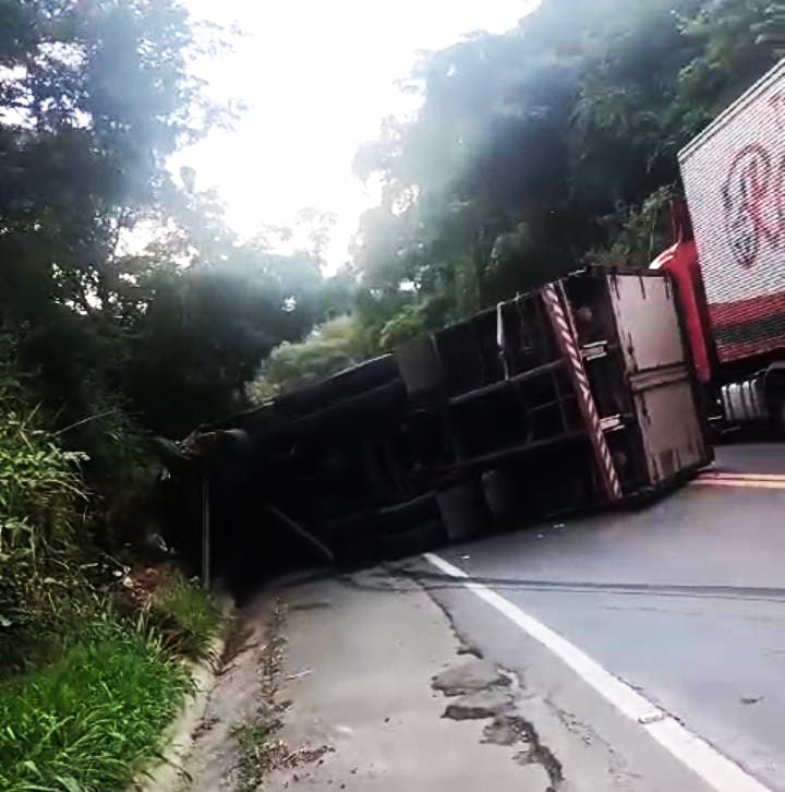 Caminhão com PVC tomba em Joaquim Távora: Veja vídeos