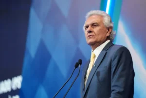 PESQUISA APONTA Caiado como principal destino de votos de FLÁVIO BOLSONARO