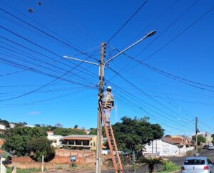 Mutirão da Copel retira 420 quilos de cabos irregulares