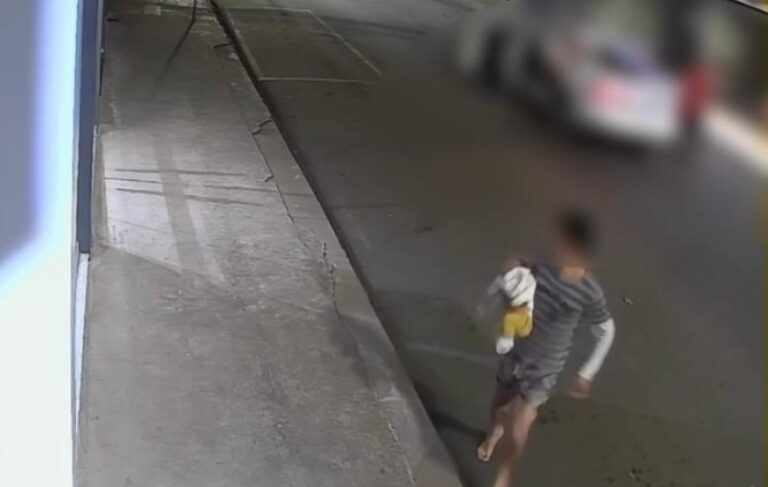 Assista vídeos do pai saltando de carro com filho de cinco meses