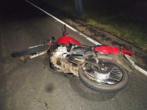 Batida entre SUV e moto deixa jovem FERIDO em IBAITI