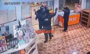 DUPLA assalta restaurante em Wenceslau Braz (assista crime)