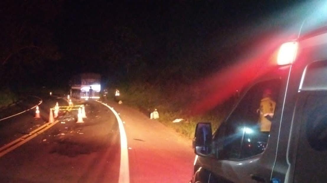 Jovem morre em colisão entre moto e caminhão na PR-092
