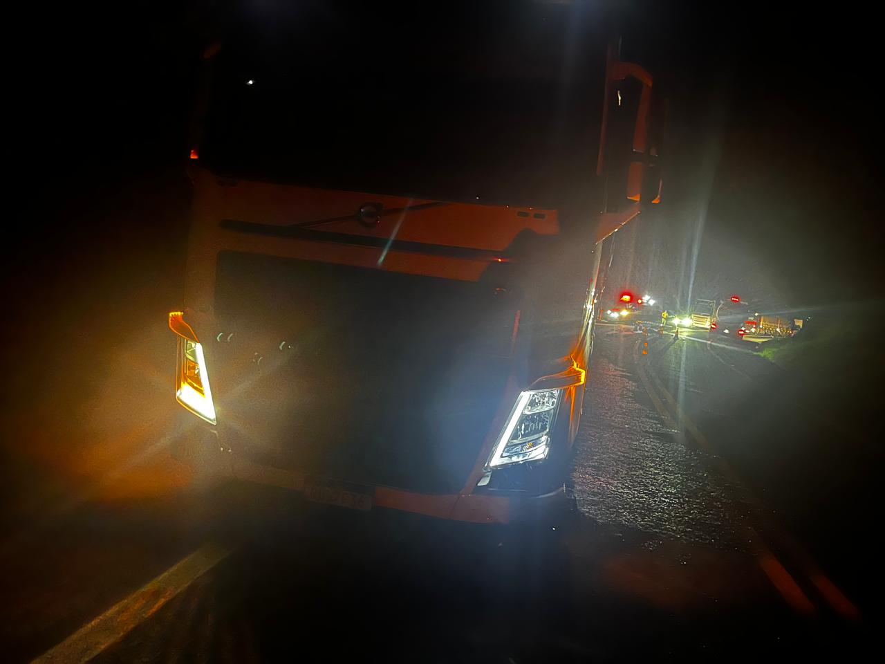 Jovem morre em colisão entre moto e caminhão na PR-092