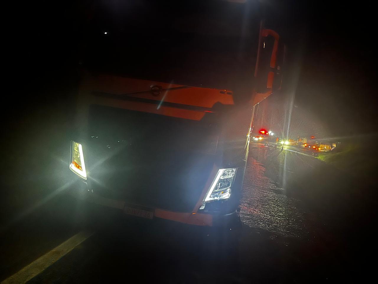 Jovem morre em colisão entre moto e caminhão na PR-092