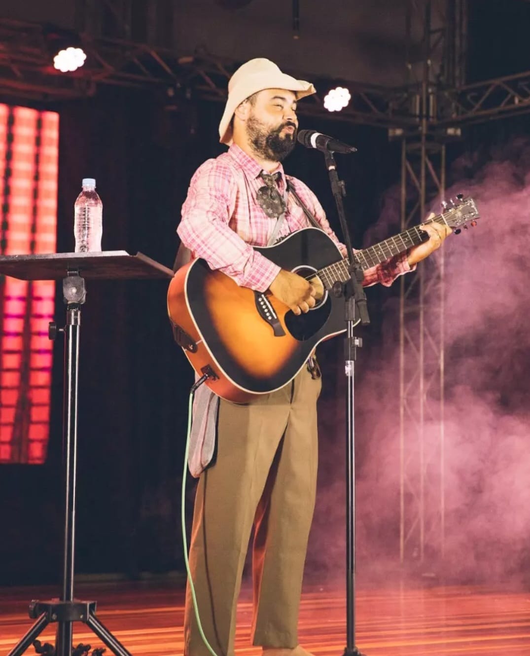 Edson Farias volta aos palcos em Santo Antônio da Platina com espetáculo de humor e superação