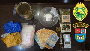 PM apreende drogas e prende um traficante