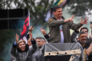Moro participa de carreata em apoio a FLÁVIO Bolsonaro