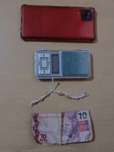 PM apreende crack e materiais do TRÁFICO