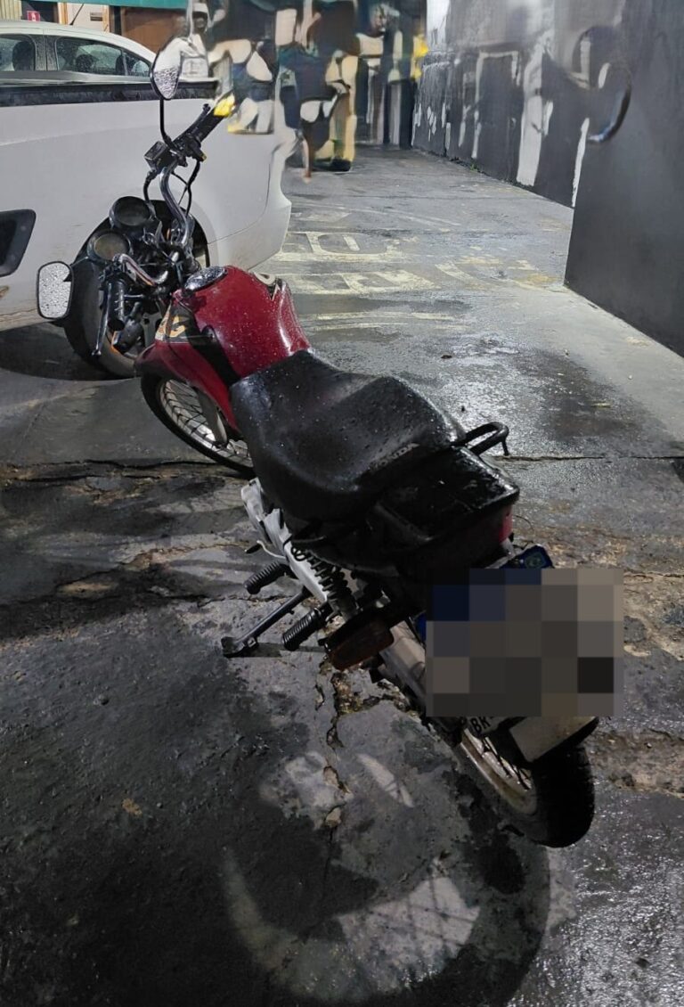 PM recupera moto furtada e prende dois homens