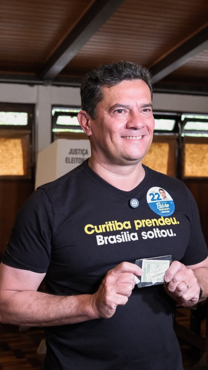 Moro vota em Curitiba, apoia Flávio e cobra obras federais