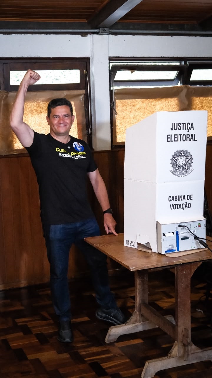Moro vota em Curitiba, apoia Flávio e cobra obras federais