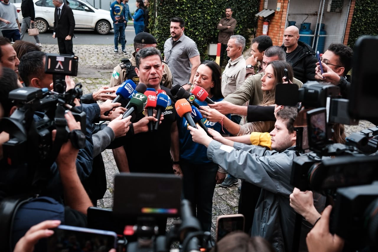 Moro vota em Curitiba, apoia Flávio e cobra obras federais