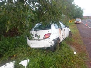 Mulher capota carro e se FERE em ANDIRÁ