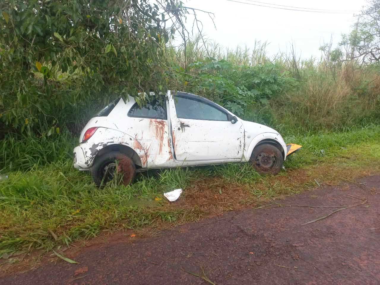 Capotamento de Ford Ka deixa mulher ferida na BR-369 em Andirá